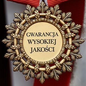 Medakl z napisem gwarancja wysokiej jakości